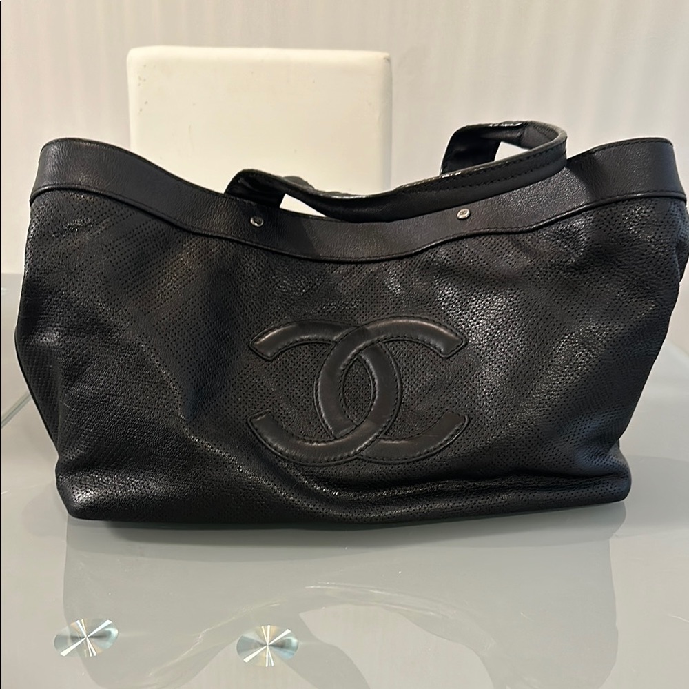 CHANEL Black Shoulder Bag